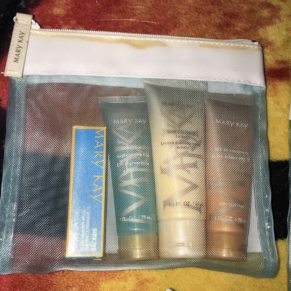 Mary Kay mini sun care kits with bonus lip balm - Picture 4 of 4